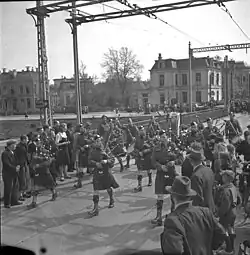 Het Essex Scottish Regiment marcheert over de brug (1945)