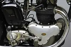 Rechterkant van de motor uit 1949 met rechts de aandrijving van de dynamo en de nokkenas, links van de ontstekingsmagneet. Verder de schakelpook en de kickstarter. Het schakelmechanisme zit aan de voorkant, in tegenstelling tot oudere modellen, waarbij het boven de versnellingsbak zat.