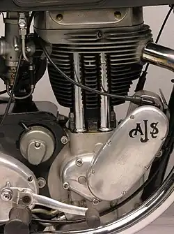 De rechterkant van het blok in 1952, met rechts de ontstekingsmagneet en achter de cilinder onder een afdekkapje de dynamo.