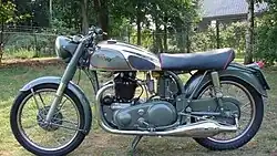 Het Norton Dominator Model 88 De Luxe kreeg het beroemde Featherbed-dubbel wiegframe en aanvankelijk de "Schol"-uitlaatdempers.