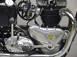 Rechterkant van het eerste blok uit 1954. De cilinderkop is hier nog van gietijzer en de olietoevoerleidingen liggen nog buiten. Het distributiecarter drijft behalve de beide nokkenassen ook de gelijkstroomdynamo aan de voorkant en de ontstekingsmagneet aan de achterkant aan.