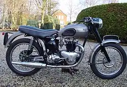 Vanaf 1954 kregen de Triumphs swingarm-achtervering. Toen kon er ook een duozadel worden gebruikt.