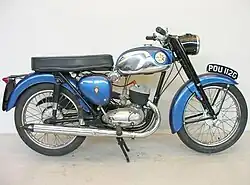BSA Bantam D10 Supreme (ca. 1967). Vanaf de D10 zat rechts op het carterdeksel het luikje voor de onderbreker.