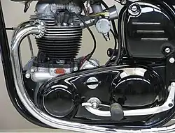 Dominator 650 SS-blok. De verdikking ter hoogte van de krukas huisvest de wisselstroomdynamo