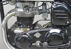 Vanaf 1958 was de magneetontsteking vervangen door een accu-bobine-ontsteking. De stroomverdeler zit nu achter het cilinderblok