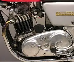 ...achter de cilinders zit nog steeds een "loos" stukje aluminium. Jaren later wordt dit weer gebruikt als plaats voor de startmotor