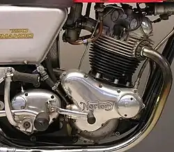 De 20M3S-motor in 1970. De contactpuntjes zitten nu achter het inspectiedekseltje aan de rechterkant, maar de rechter carterplaat is verder niet aangepast...