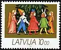 Kerst-postzegel uit Letland met verklede kinderen rond de kerstboom, 2009