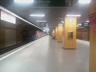 Eilandperron van het metrostation (foto maart 2013)