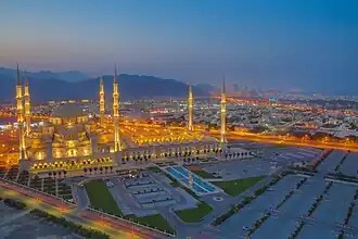 De moskee met op de voorgrond de tuin.