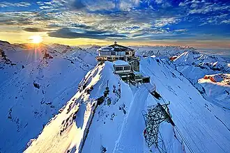 Zicht vanuit helikopter op top Schilthorn in de winter