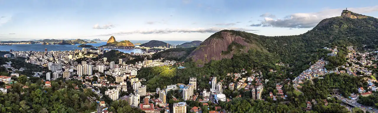 Panoramisch uitzicht op Santa Teresa met rechts het beeld Christus de Verlosser en links het centrum van Rio de Janeiro