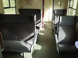 Het paarse interieur van Plan V, eerste klas