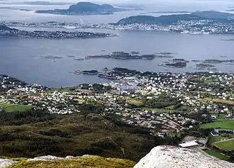Langevåg, met aan de overzijde Ålesund