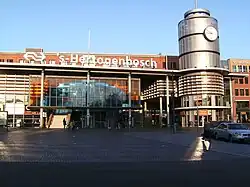 Station 's-Hertogenbosch. De vliesgevel is duidelijk te zien bij de roltrappen.