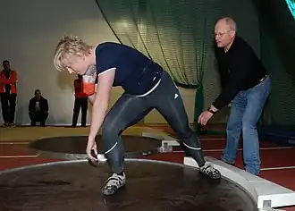 Trainer Dieter Kollark geeft zijn pupil Petra Lammert instructies bij het trainerscongres op Papendal.