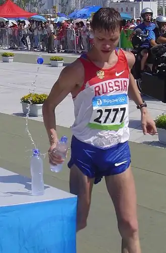 Denis Nizjegorodov onderweg naar de bronzen medaille op de 50 km snelwandelen tijdens de Olympische Spelen in Peking.
