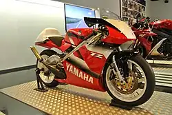 In 1998 kreeg de machine het "Yamaha Droop Tail"-zitje dat aerodynamisch aansloot op het achterwerk van de coureur