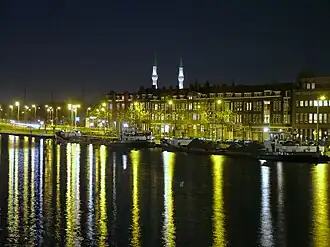 Aelbrechtskade met de minaretten van de Mevlana moskee