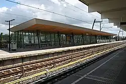 Overkapping oostelijke perron gezien vanaf het metrostation