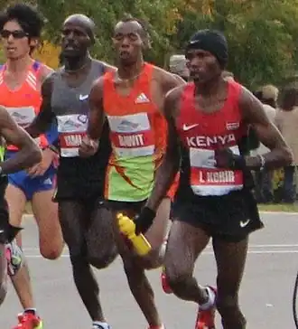 Abdulahi (midden) tijdens de Chicago Marathon