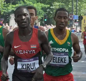 Feleke (rechts) tijdens de olympische marathon in 2012