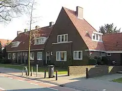 Westelijke woningreeks met poort