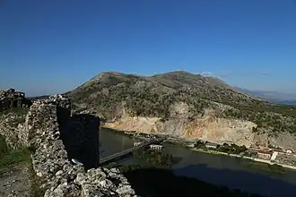 Zicht vanaf de burcht van Rozafa