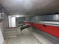 De zuidelijke kanteldeur boven de metrosporen, waarmee het station kon worden afgeschermd van de rest van de Oostlijntunnel.