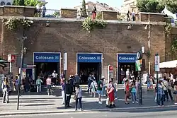 De onderste ingang van het station.