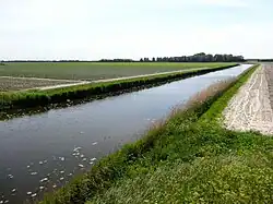 De Enservaart, gezien vanaf de Drietorensweg in zuidwestelijke richting (op de achtergrond de bocht van het kanaal in de richting van Ens)