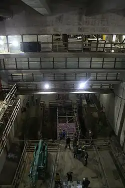 De parkeergarage tussen maaiveld en metroperron, gezien vanaf de toekomstige zuidelijke entree van het station (2014)