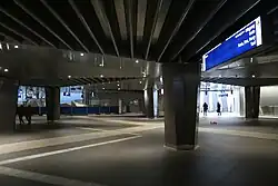 Metrostation Amsterdam Centraal, de definitieve metroverdeelhal onder het Stationsplein, december 2015.