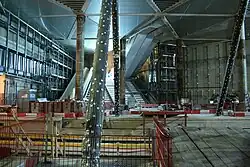 Metrostation Amsterdam Centraal, roltrappen van perron Noord/Zuidlijn naar verdeelhal, december 2015.