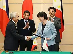 Rodrigo Duterre en voormalig Japans premier Shinzo Abe en Takaichi Sanae in 2016.
