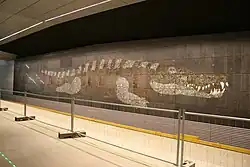 Kunstwerk: afbeeldingen van tijdens de bouw opgegraven voorwerpen, ingelegd in diverse soorten natuursteen en keramiek in de stationswanden (2017)