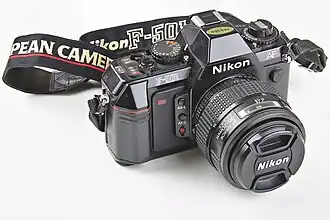 Zwarte Nikon F-501 met objectief