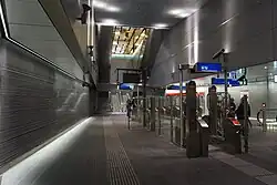 Metrostation Amsterdam Centraal, stationshal IJzijde, januari 2018.