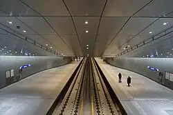 Perrons met tijdelijke wandbekleding, gezien vanaf de zuidelijke stationshal, januari 2018.