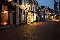Kleine Kerkstraat bij avond in 2018