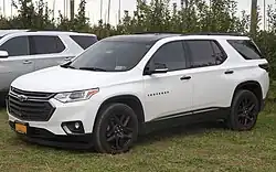 Een Chevrolet Traverse pre-facelift. Goed te zien zijn de andere koplampen.