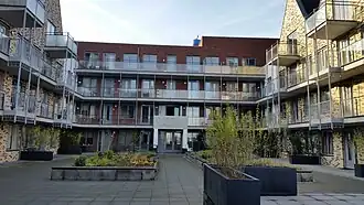 Binnenplaats De spreeuwen met kunstwerk boven ingang (november 2019)