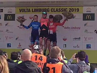 Demi Vollering op het podium van 2019