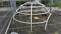 Iglo van Aldo van Eyck achter traliewerk (september 2020)