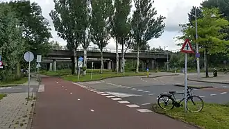 Abouderpadmetrobrug met daarachter de spoorbrug (juli 2020)