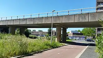 Kekermetrobrug met op de achtergrond 1e Kekerstraat (augustus 2020)