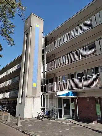 Trappenhuis Dikninge 1-79 met blauw tegelwerk (september 2020)