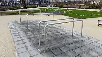 Vier duikelrekken met op de voorgrond het brugmodel; op de achtergrond de Iglo, tuin van Rijksmuseum (januari 2020)