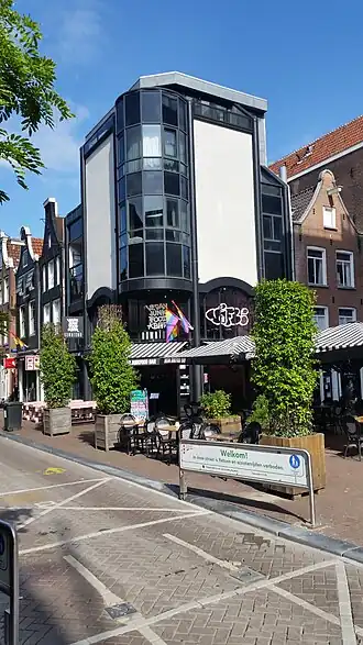 Op de punt Geelvinckssteeg 30-32 met rechts daarvan nummer 10 (augustus 2020)