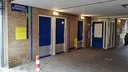 Straatnaambord met drie tegeltableaus aan de wand en een stoeptegeltje tegen zinloos geweld (februari 2020)